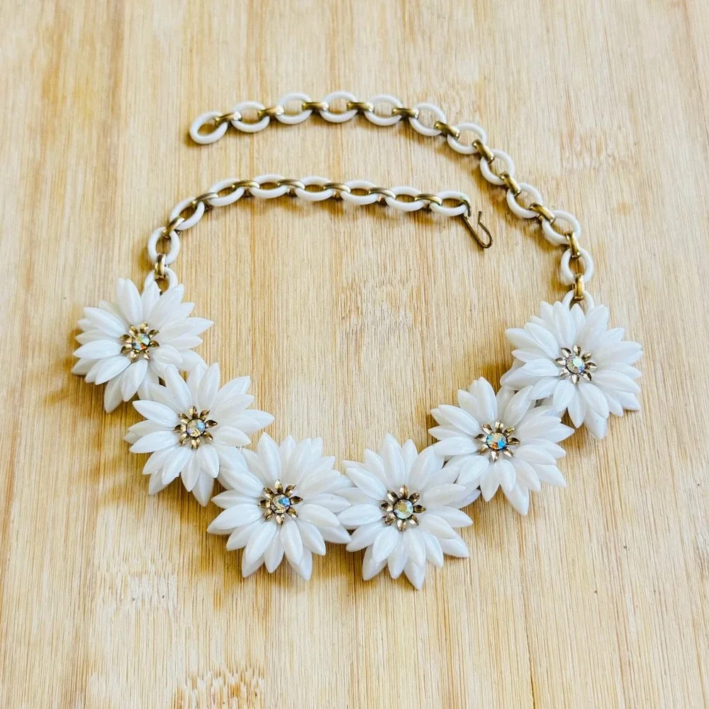 VtG Daisy Flower Necklace Aurora Borealis Crystal Faceted‎ Celluloid 60s Chunky